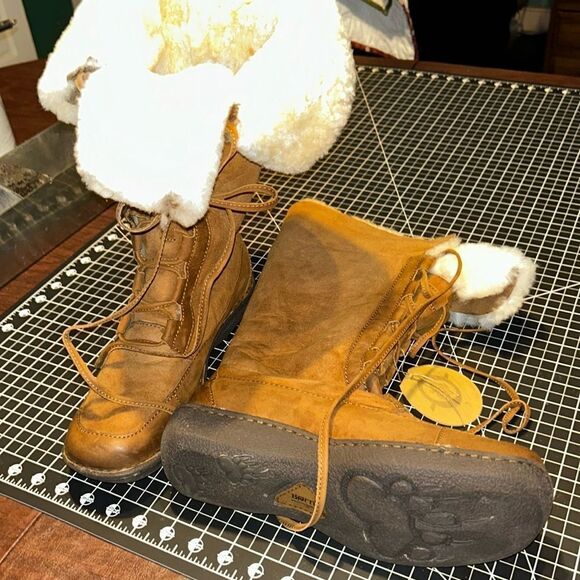 Born Shoes - NWT Born Sheep Skin Lace up Boots 10